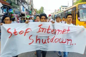 Công dân Myanmar xuống đường biểu tình kêu gọi chấm dứt việc cắt đứt hệ thống mạng Internet.