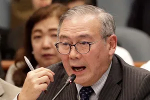 Ngoại trưởng Teodoro Locsin Jr trong một phiên làm việc ở Quốc hội Philippines hồi tháng 9-2018. Ảnh: REUTERS