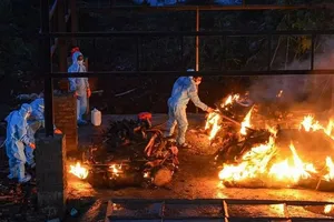 Thi thể các bệnh nhân Ấn Độ tử vong vì COVID-19 được hỏa thiêu. Ảnh: THE QUINT