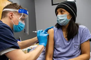 Một người Mỹ được tiêm vaccine ngừa COVID-19. Ảnh: AFP