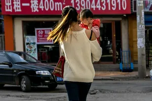 Vừa kiếm tiền vừa lo việc nhà, phụ nữ TQ bế tắc trong hôn nhân. Ảnh: GETTY IMAGES