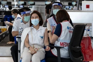 Một nhân viên sân bay được tiêm vaccine ngừa COVID-19 ở Bangkok, Thái Lan.