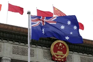 Quốc kỳ Úc được kéo lên trước Đại Lễ đường Nhân dân (Bắc Kinh, Trung Quốc) năm 2016 nhân chuyến thăm của Thủ tướng Úc (lúc bấy giờ) Malcolm Turnbull. Ảnh: REUTERS