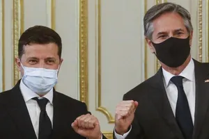 Tổng thống Ukraine Volodymyr Zelenskyy (trái) và Ngoại trưởng Mỹ Antony Blinken. Ảnh: AP