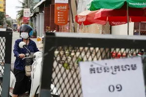 Một số khu vực báo động "cam" hoặc "đỏ" tại thủ đô Phnom Penh (Campuchia) vẫn bị phong tỏa. Ảnh: REUTERS