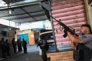 Cảnh sát vào vị trí trong chiến dịch càn quét những kẻ buôn bán ma túy tại khu ổ chuột Jacarezinho ở Rio de Janeiro, Brazil ngày 6-5.