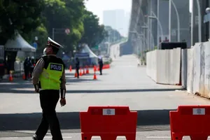 Một sĩ quan cảnh sát bảo vệ hội nghị cấp cao ASEAN về vấn đề Myanmar hồi tháng 4. Ảnh: REUTERS