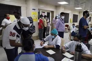 Bên trong một cơ sở tiêm vaccine ngừa COVID-19 tại bang Uttar Pradesh (Ấn Độ). Ảnh: AP