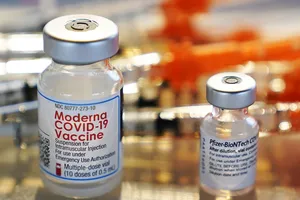 Vaccine ngừa COVID-19 của Pfizer/BioNTech (phải) và của Moderna (trái) là hai trong số các vaccine Mỹ đã được WHO phê duyệt. Ảnh: STAT NEWS