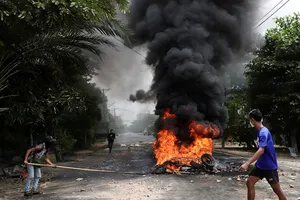 Một vụ đốt phá do những người biểu tình phản đối chính biến gây ra hồi cuối tháng 3 tại cố đô Yangon. Ảnh: REUTERS