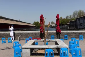 Khu vực chờ của trung tâm tiêm chủng vaccine ngừa COVID-19 bên ngoài Tử Cấm Thành ở Bắc Kinh, ngày 14-4.