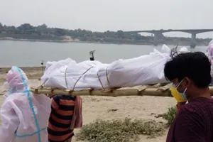 Ấn Độ: Thi thể hơn 30 người được vớt lên từ sông Hằng. Ảnh: CNN