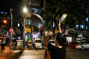 Người dân TP Yangon, Myanmar đập xoong nôi, bấm còi ô tô để phản đối chính biến. Ảnh: AFP