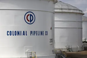 Một khu bể chứa thuộc hệ thống ống dẫn dầu Colonial Pipeline tại bang Alabama (Mỹ). Ảnh: BLOOMBERG