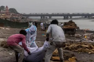 Người dân Ấn Độ đặt thi thể của một người đàn ông chết vì COVID-19 lên giàn thiêu trước khi hỏa táng bên bờ sông Hằng, Ấn Độ, ngày 6-5.