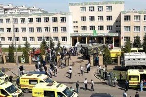 Xe cứu thương và xe cảnh sát có mặt tại một trường học ở Kazan sau khi xảy ra một vụ xả súng.