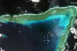 Ảnh chụp các tàu Trung Quốc tập trung quanh khu vực đá Ba Đầu hồi tháng 3. Ảnh: GMA