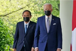 hủ tướng Nhật Yoshihide Suga (trái) và Tổng thống Mỹ Joe Biden. Ảnh: AFP