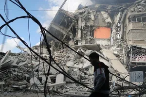 Cảnh tượng hoang tàn sau khi hàng nghìn quả rocket đã được bắn giữa Hamas và Israel.