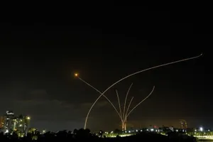 Hamas đã phóng khoảng 2.000 quả rocket về phía Israel, trong khi Israel thực hiện nhiều cuộc tấn công trả đũa.