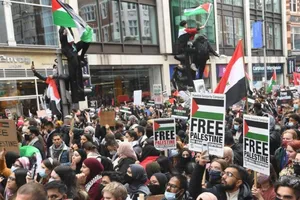 Những người ủng hộ Palestine biểu tình bên ngoài đại sứ quán Israel ở London hôm 15-5. ẢNH: EPA-EFE