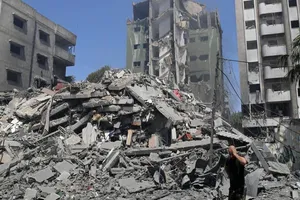 Đống đổ nát của một tòa nhà sau một cuộc không kích của Israel ở Dải Gaza. 