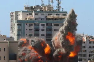 Một toà nhà ở dải Gaza bị trúng bom trong đợt không kích ngày 15-5 của Israel. Ảnh: AP