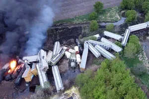 Đám cháy sau vụ tai nạn tàu của hãng Union Pacific bị trật bánh ở TP Sibley, bang Iowa, Mỹ. Ảnh: REUTERS