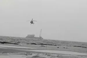 Trực thăng của Hải quân Ấn Độ hỗ trợ cứu hộ tàu gặp nạn do bão Tauktae ngoài khơi TP Mumbai. Ảnh: THE TIMES OF INDIA