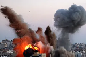 Một toà nhà ở dải Gaza trúng bom của không quân Israel ngày 17-5. Ảnh: AP