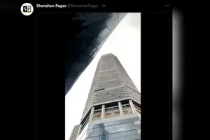 Tòa nhà cao ốc ở TP Thâm Quyến rung chuyển trong khi người dân di tản trong hoảng loạn.