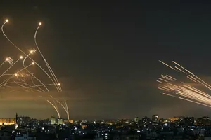Hệ thống 'Vòm Sắt' của Israel có thể đánh chặn mọi rocket? Ảnh: FT