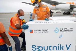 Công nhân kiểm tra lô hàng vaccine ngừa COVID-19 Sputnik V của Nga tại Caracas, Venezuela ngày 29-3.