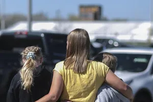 Phụ huynh và các học sinh ôm nhau bên ngoài một trường trung học cơ sở ở bang Idaho sau khi xảy một vụ xả súng tại đây vào ngày 6-5.