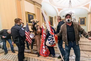 Những người quá khích ủng hộ ông Trump xông vào Điện Capitol hôm 6-1. Ảnh: AP