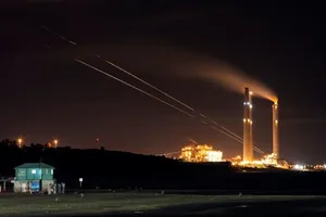Rocket do Hamas nhắm vào TP Ashkelon (Israel) hôm 19-5. Ảnh: REUTERS