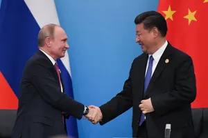 Tổng thống Nga Vladimir Putin (trái) gặp Chủ tịch Trung Quốc Tập Cận Bình (phải) tại thượng đỉnh Tổ chức Hợp tác Thượng Hải (SCO) ở Trung Quốc hồi tháng 6-2018. Ảnh: AFP