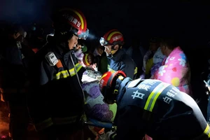 Lực lượng cứu hộ tìm kiếm những người mất tích (sau đã được xác nhận thiệt mạng) trong giải việt dã ở tỉnh Cam Túc (Trung Quốc). Ảnh: AFP