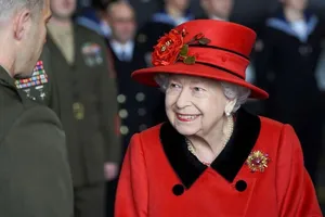 Nữ hoàng Anh thị sát tàu sân bay dự kiến đi qua Biển Đông. Ảnh: REUTERS