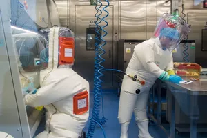 Các chuyên gia Trung Quốc làm việc trong Viện Virus học Vũ Hán (Ảnh chụp năm 2017) Ảnh: TÂN HOA XÃ