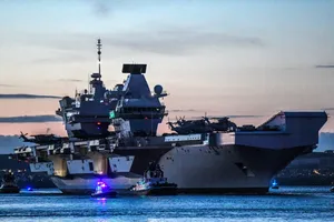 Nhóm tác chiến tàu sân bay Anh HMS Queen Elizabeth rời căn cứ hải quân ở TP Portsmouth ngày 23-5. Ảnh: THE SUN 
