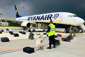 Lực lượng an ninh Belarus kiểm tra liệu có bom trên huyến bay FR4978 (hãng Ryanair) hay không sau khi máy bay hạ cánh khẩn cấp ở Minsk. Ảnh: AFP