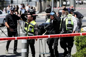 Cảnh sát Israel tại hiện trường vụ tấn công bằng dao do một thiếu niên Palestine gây ra ở Đông Jerusalem hôm 24-5. Ảnh: REUTERS