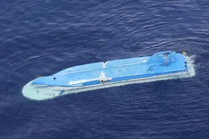 Ảnh minh họa - Một tàu cá Nhật bị lật sau khi va chạm với một tàu hàng Nga ngoài khỏi đảo Hokkaido (Nhật). Ảnh: NHK