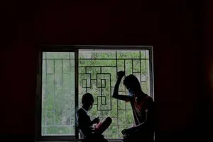 Dân làng chờ đợi tại một nơi trú ẩn khi cơn bão Yaas tiến về bờ biển phía đông của Ấn Độ ở Vịnh Bengal.