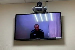 Ông Alexei Navalny trong phiên tòa trực tuyến ngày 26-5. Ảnh: RIA NOVOSTI