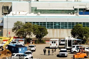 Cảnh sát và xe cứu thương tập trung tại hiện trường vụ nổ súng hôm 26-5 ở TP San Jose, bang California, Mỹ. Ảnh: CNN