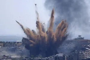 Cao ủy Nhân quyền LHQ Michelle Bachelet cảnh báo những cuộc không kích của Israel "có thể cấu thành tội ác chiến tranh".