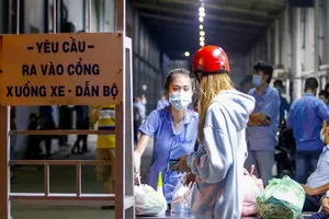 Tiếp tế thức ăn trong đêm cho 700 công nhân cách ly ở Tân Phú