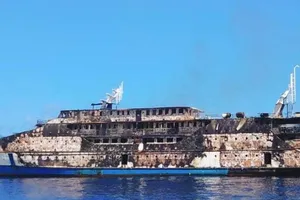 Một chiếc tàu lớn ở Indonesia đã bốc cháy vào hôm 29-5 khiến 200 hành khách và thuỷ thủ đoàn phải nhảy xuống biển để thoát thân.